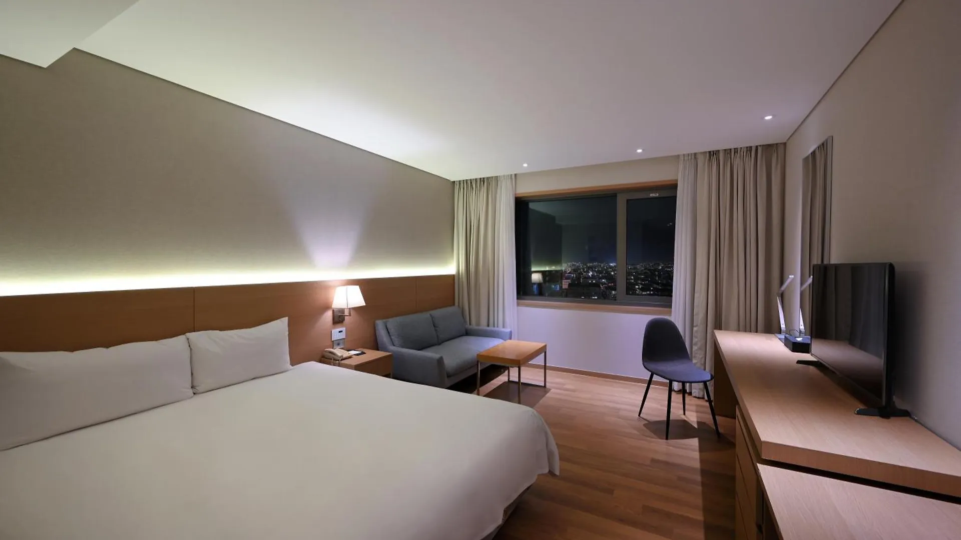 Astar Hotel Jeju 4*,