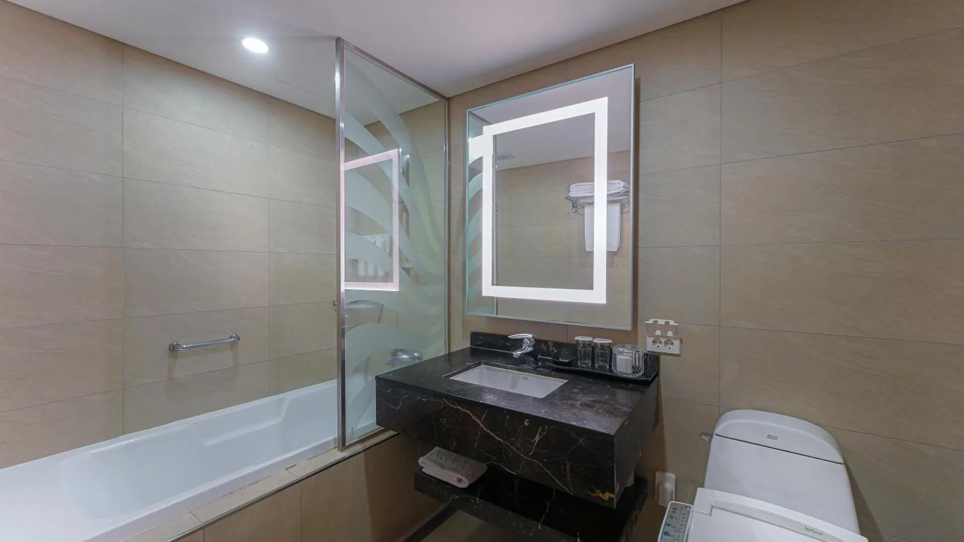 Astar Hotel Jeju 4*,